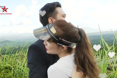 Việt Anh ôm Quỳnh Nga