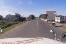 Phóng "bạt mạng", hai thanh niên suýt phải trả giá dưới gầm xe container