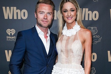 Thành viên nhóm Boyzone đã đính hôn với bạn gái trẻ đẹp 