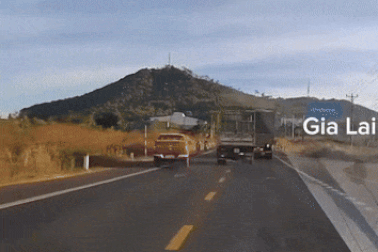 Xe bán tải vượt ẩu khiến xe máy ngược chiều phải lao xuống mương để tránh