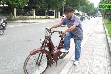 Cận cảnh chiếc xe máy cổ có tuổi đời gần 70 năm vẫn chạy tốt