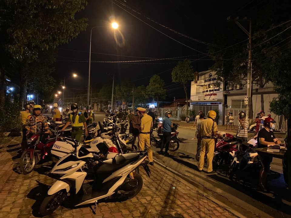 Hàng trăm “quái xế” bỏ chạy, một chiến sĩ công an bị tông trọng thương - 1 Hàng trăm “quái xế” bỏ chạy, một chiến sĩ công an bị tông trọng thương - 1