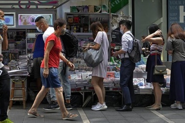 Tổng biên tập bị bắt, dân Hong Kong đổ xô xếp hàng mua báo