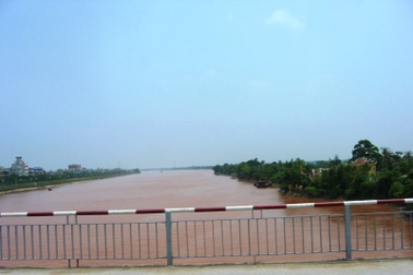 Bốn người trong gia đình mất tích trên sông Đào