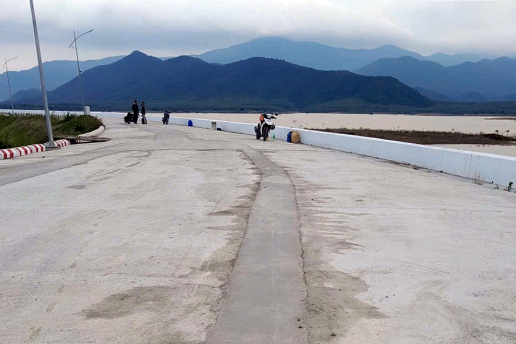 Hồ chứa dung tích 85 triệu m3 vừa khánh thành đã nứt mặt đập, thấm nước - 3