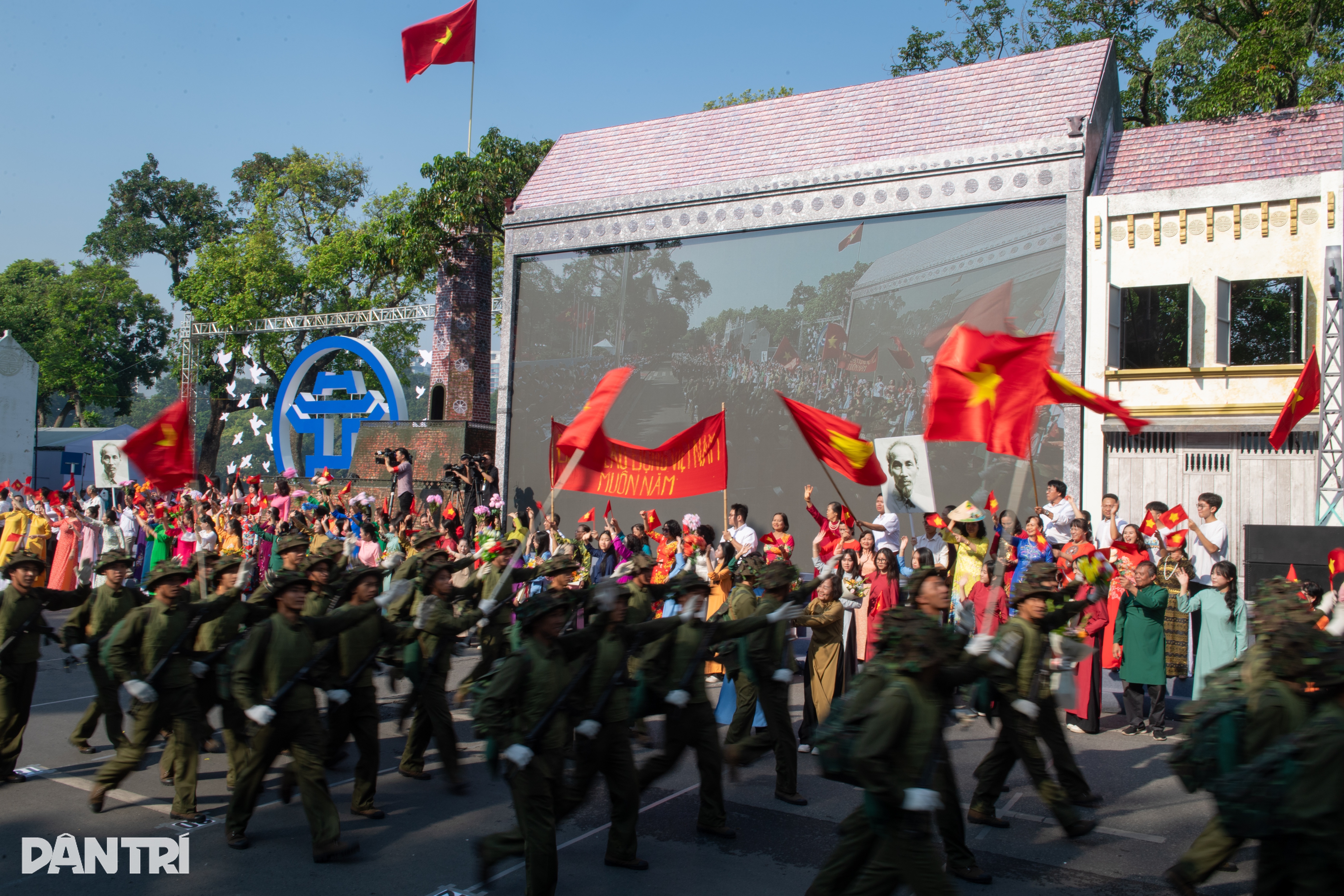 A atmosfera heroica recria o exército marchando para tomar a capital em 1954 - 5 Không khí hào hùng tái hiện đoàn quân tiến về tiếp quản Thủ đô năm 1954 - 5