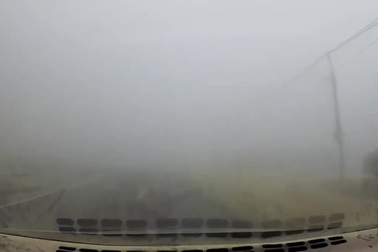 Bất chấp đường đèo dày đặc sương mù, xe bồn vẫn vượt ẩu suýt gây tai nạn