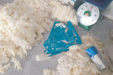 TP.HCM: Liên tiếp đột kích, thu giữ hàng tấn găng tay không nguồn gốc