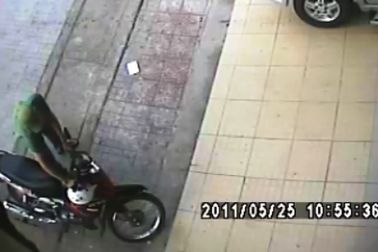 Phá khóa, "chôm" xe máy trong... 12 giây