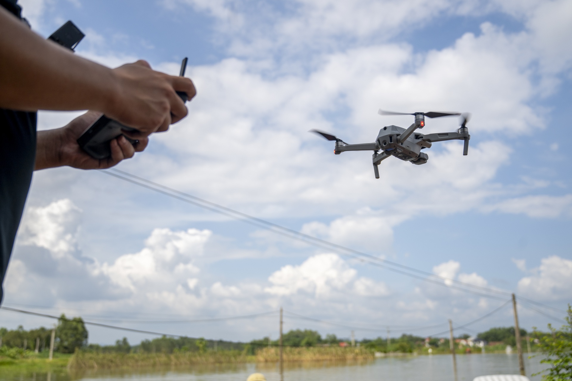 Cận cảnh drone xuyên tâm lũ Bắc Ninh tiếp tế đường không cho thôn cô lập - 9 Cận cảnh drone xuyên tâm lũ Bắc Ninh tiếp tế đường không cho thôn cô lập - 9