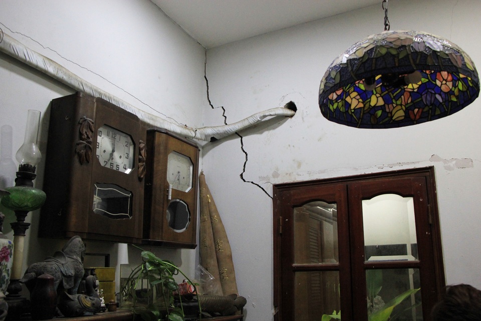 Nhà chống nạng sắt chờ sập giữa phố cổ Hà Nội - 12 Nhà chống nạng sắt chờ sập giữa phố cổ Hà Nội - 12