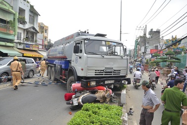 Xe bồn đổ dốc cầu, húc bay 3 xe máy