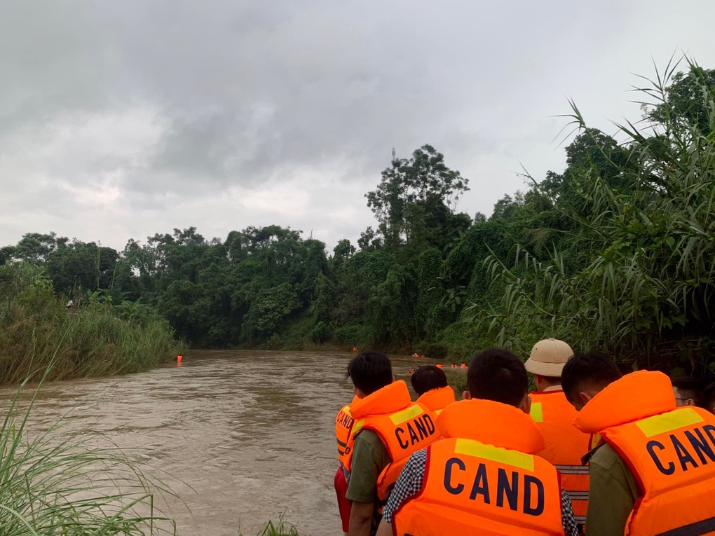 Chạy đua với thời gian tìm kiếm bé trai 4 tuổi mất tích khi chơi ven suối - 1 Chạy đua với thời gian tìm kiếm bé trai 4 tuổi mất tích khi chơi ven suối - 1
