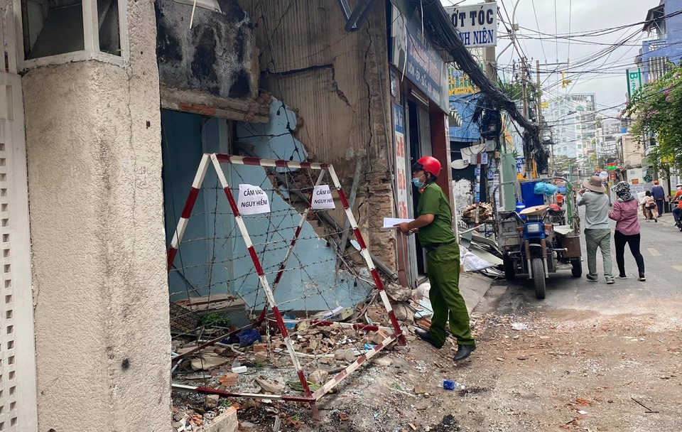 Vụ nổ sập tường quán bún: Nghi do vật liệu nổ - 2 Vụ nổ sập tường quán bún: Nghi do vật liệu nổ - 2