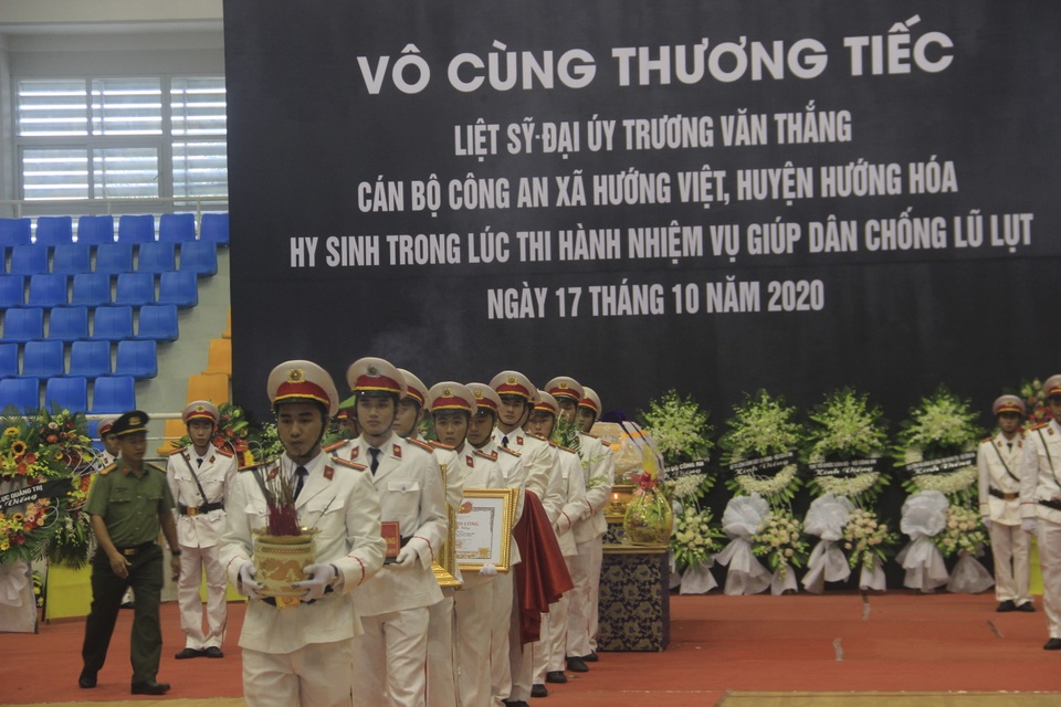Hàng trăm đồng đội tiễn đưa liệt sĩ công an hy sinh khi giúp dân chống lũ - 8 Hàng trăm đồng đội tiễn đưa liệt sĩ công an hy sinh khi giúp dân chống lũ - 8