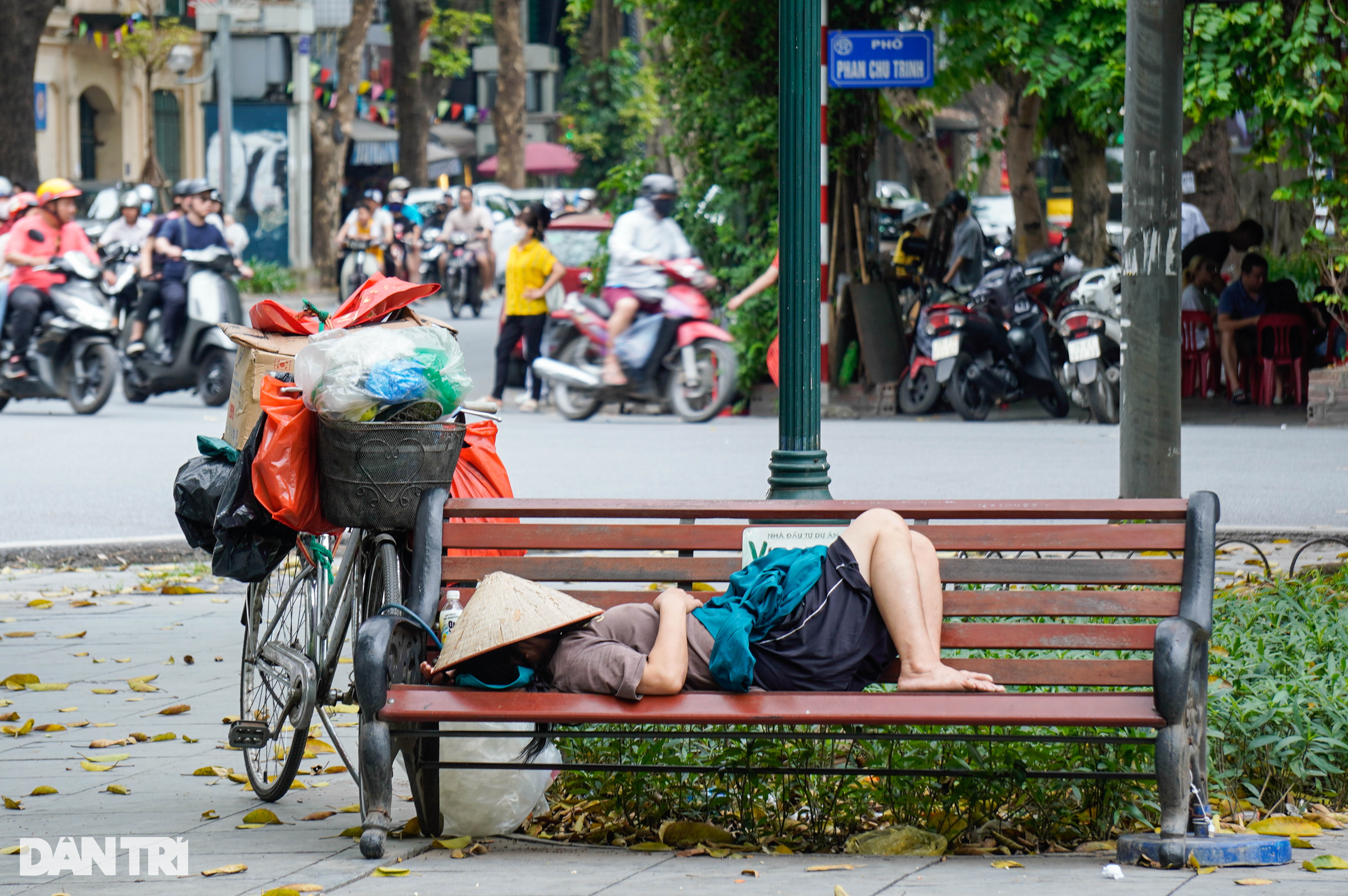 Người lao động miệt mài mưu sinh ở Hà Nội, quên ngày Quốc tế của mình - 6