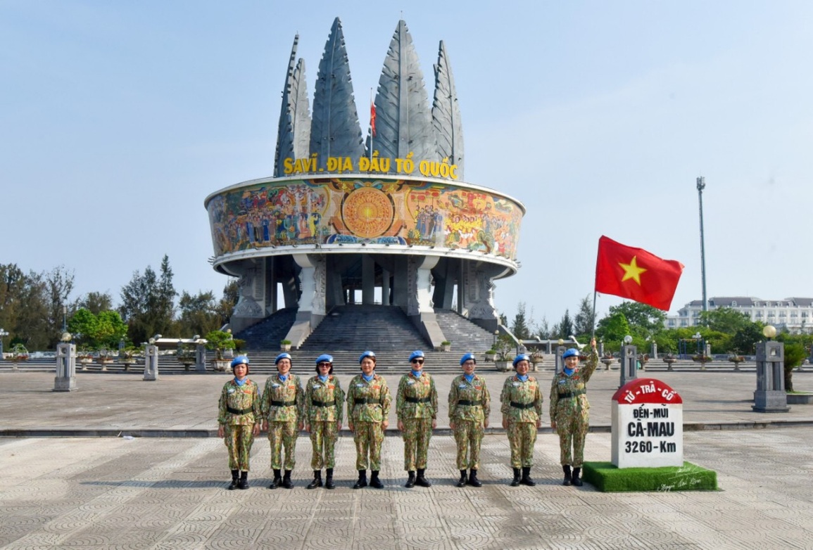 Dàn người mẫu đặc biệt trình diễn thời trang trên cây cầu huyền thoại - 3