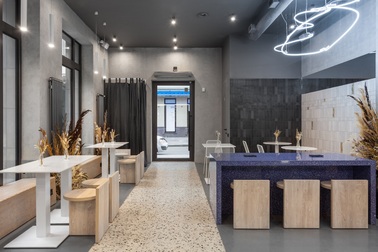 Quán cà phê tràn ngập cỏ lau, nội thất độc lạ từ chất liệu đến màu sắc