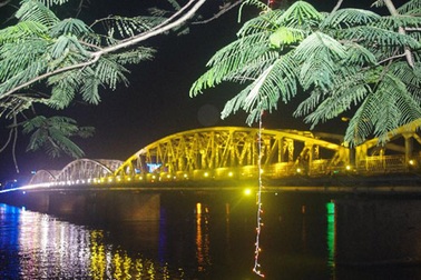 Ngắm cầu Tràng Tiền đổi màu về đêm