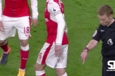 Alexis Sanchez ăn vạ thô thiển như Rivaldo