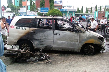 Đốt xe máy, cháy 2 xe taxi