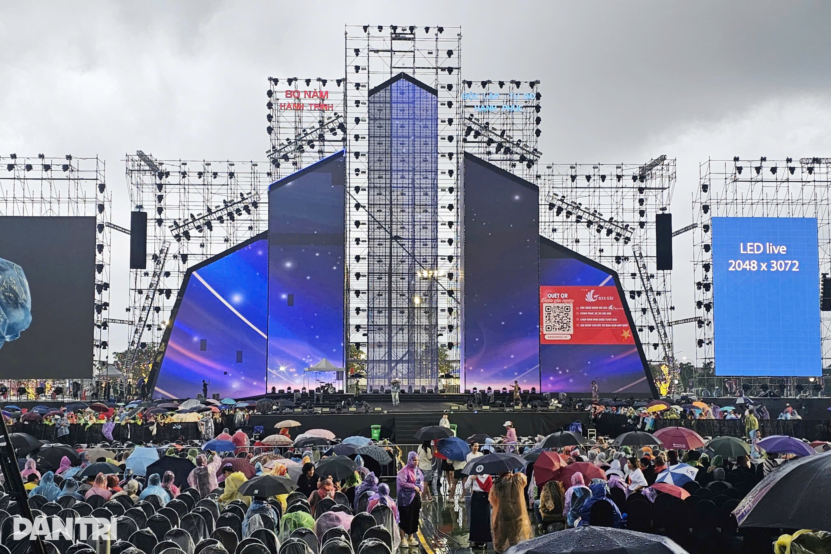 Hàng nghìn khán giả đội mưa xem concert quốc gia Việt Nam trong tôi - 1
