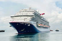 Du thuyền sức chứa 4.000 khách bị ngập nước, nghiêng sang một bên vì mưa