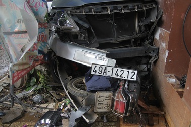 Tránh xe máy, ô tô lao lên vỉa hè tông chết một phụ nữ