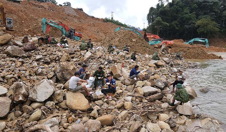 Đường vào Rào Trăng 3 lại sạt lở sau bão số 13 - 1 Đường vào Rào Trăng 3 lại sạt lở sau bão số 13 - 1