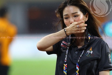 Nữ trưởng đoàn xinh đẹp Thái Lan bật khóc sau khi đội nhà giành HCV SEA Games