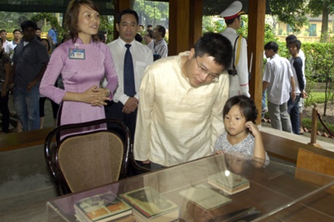 GS Ngô Bảo Châu thăm Khu di tích Chủ tịch Hồ Chí Minh