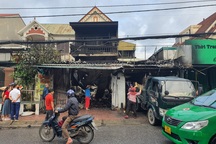 4 người say ngủ trong ngôi nhà bốc cháy dữ dội