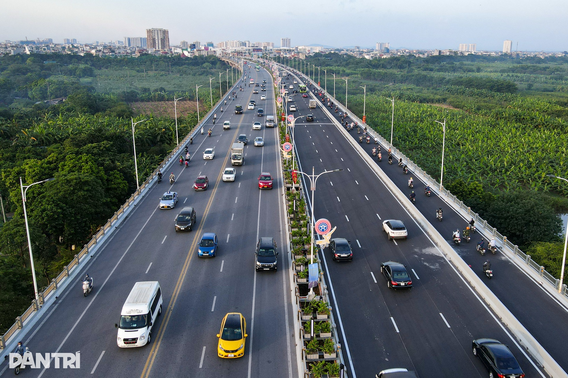 Một tuần sau thông xe giai đoạn 2, cầu Vĩnh Tuy không còn cảnh ùn tắc - 3 Một tuần sau thông xe giai đoạn 2, cầu Vĩnh Tuy không còn cảnh ùn tắc - 3