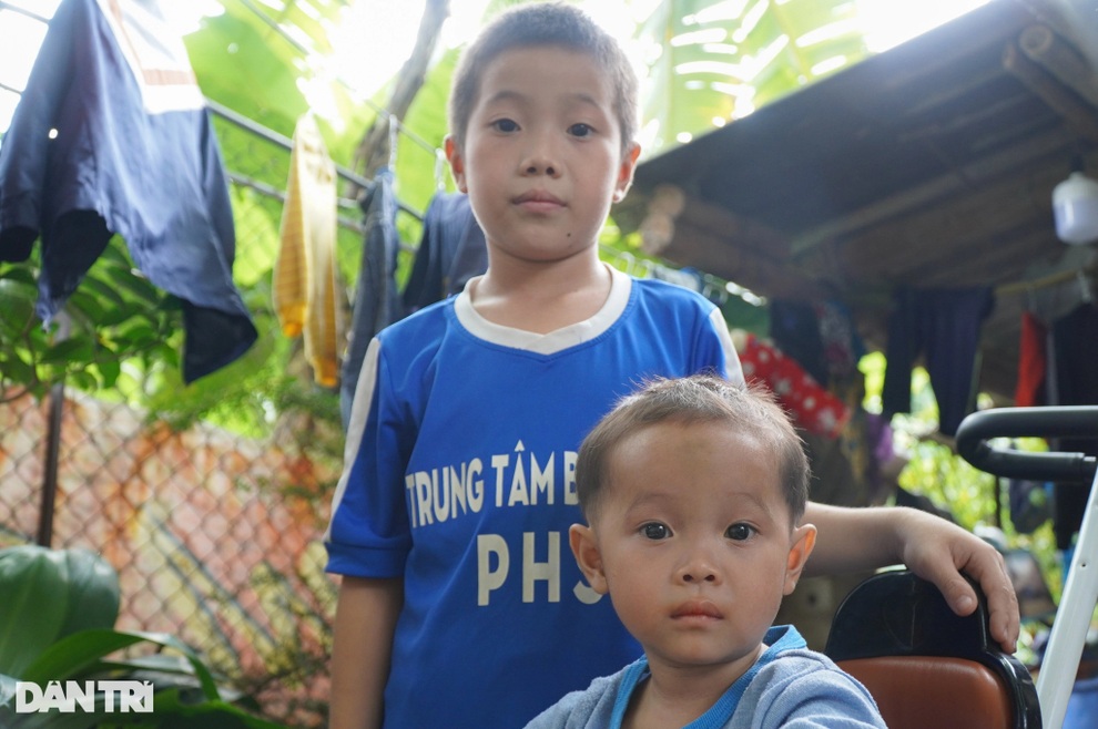 Người đàn ông đeo mai rùa cầu xin cứu mạng hai con mang bệnh hiểm nghèo - 2 Người đàn ông đeo mai rùa cầu xin cứu mạng hai con mang bệnh hiểm nghèo - 2