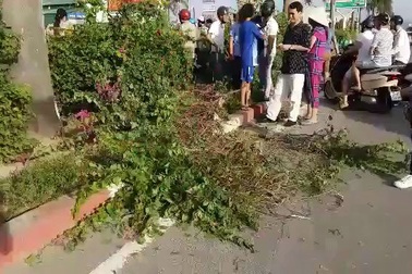 Ô tô tông nhau lật nghiêng trên phố