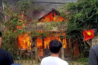 Lửa thiêu rụi căn nhà gỗ rộng 60m2 ở Đà Lạt