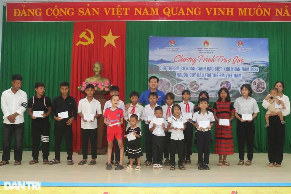 100 suất quà đến với trẻ em có hoàn cảnh đặc biệt khó khăn - 2 100 suất quà đến với trẻ em có hoàn cảnh đặc biệt khó khăn - 2