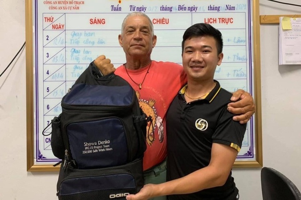 Du khách Mỹ được người dân trao lại tài sản có lưu nhiều kỷ niệm quý giá - 1 Du khách Mỹ được người dân trao lại tài sản có lưu nhiều kỷ niệm quý giá - 1
