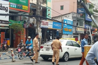 Giải cứu 4 người mắc kẹt trong chiếc ô tô lật nghiêng