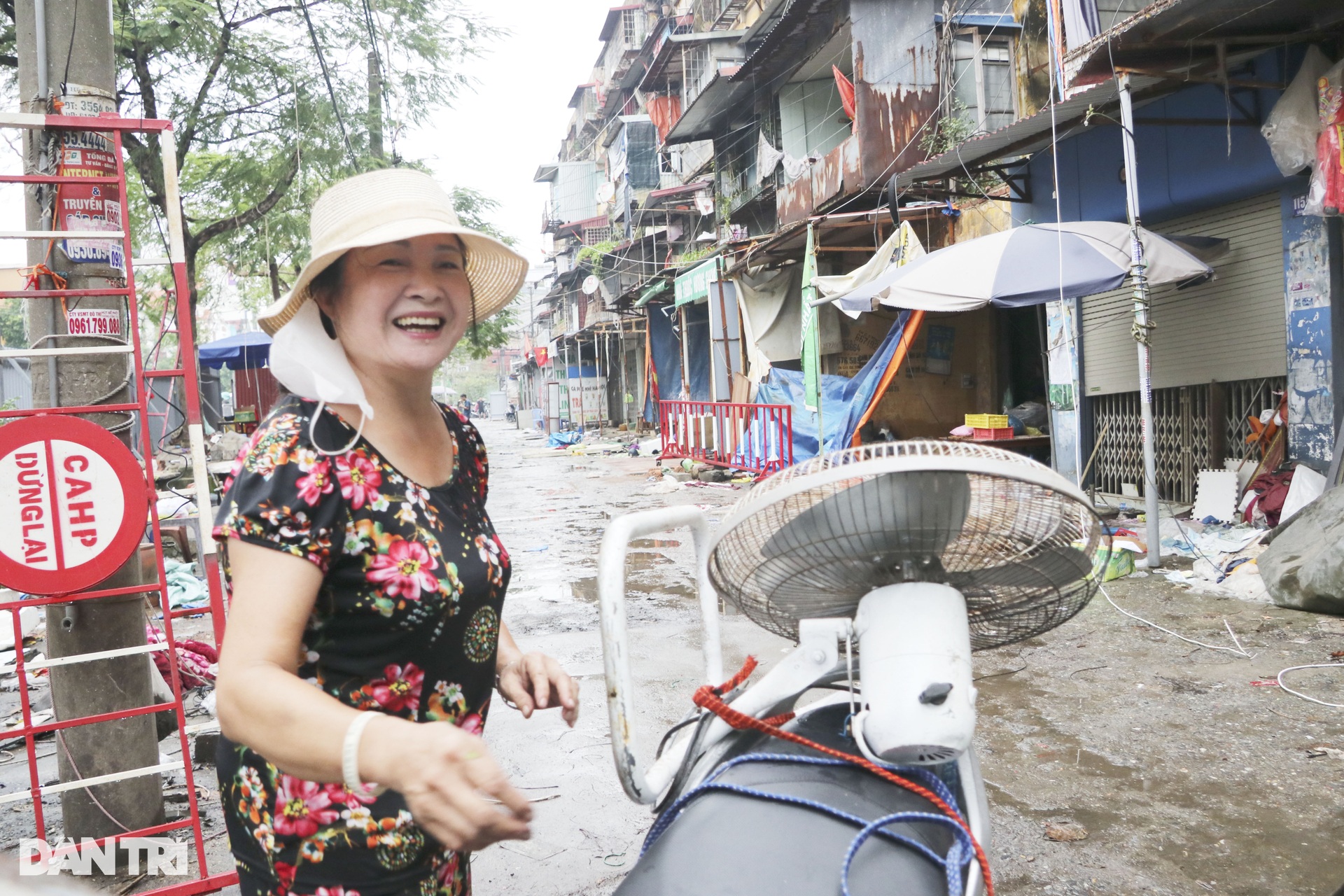 Dựng hàng rào tôn quanh chung cư cũ nát, nghiêng sau bão Yagi ở Hải Phòng - 7