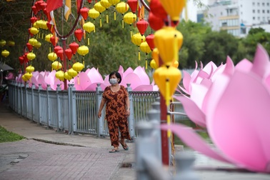 Đường phố, chùa chiền ở TPHCM trang hoàng mừng lễ Phật đản