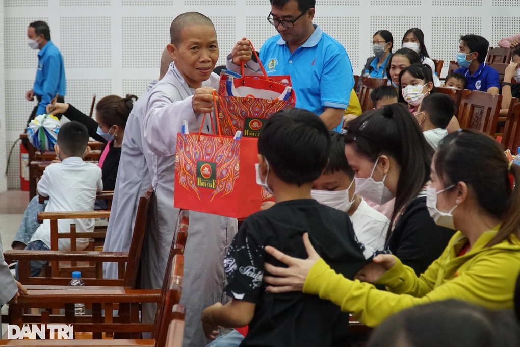 Trung thu ý nghĩa đổi rác lấy đèn lồng cho trẻ em nghèo - 2 Trung thu ý nghĩa đổi rác lấy đèn lồng cho trẻ em nghèo - 2