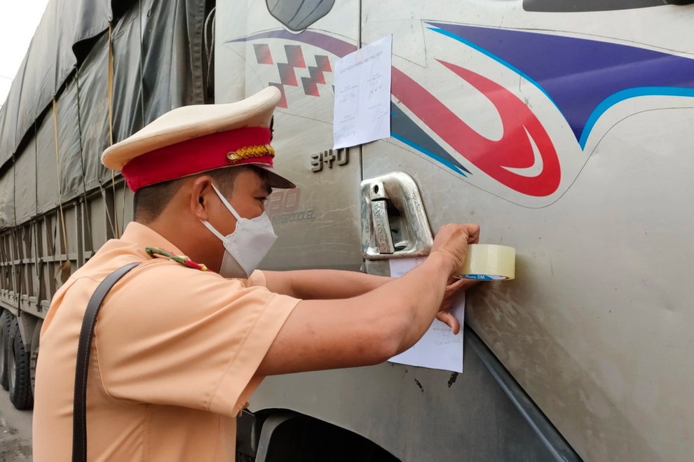 Tài xế vượt chốt, đôi co nhiều giờ vì không việc gì phải dừng kiểm tra - 2 Tài xế vượt chốt, đôi co nhiều giờ vì không việc gì phải dừng kiểm tra - 2