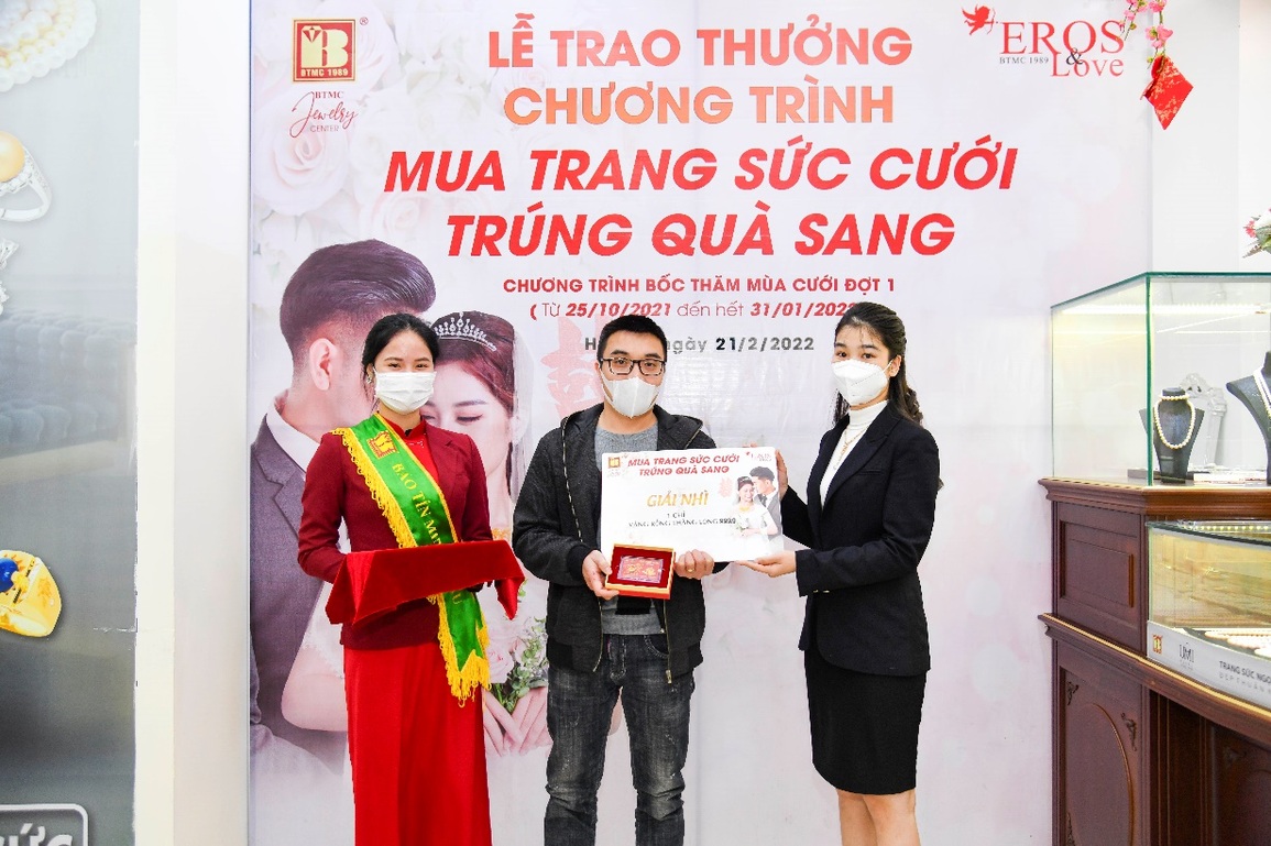 Bảo Tín Minh Châu trao 100 triệu đồng cho khách trúng thưởng mùa cưới đợt 1 - 4 Bảo Tín Minh Châu trao 100 triệu đồng cho khách trúng thưởng mùa cưới đợt 1 - 4