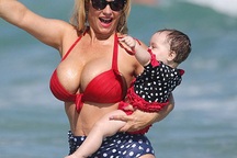 Người mẫu Mỹ hạnh phúc đưa con đi biển