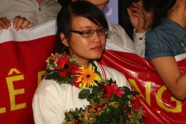 Thí sinh nữ duy nhất bật khóc ngon lành sau khi "leo núi"