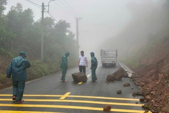 Gia Lai di dời 59 hộ dân khu vực nguy cơ sạt lở núi ngay trong đêm