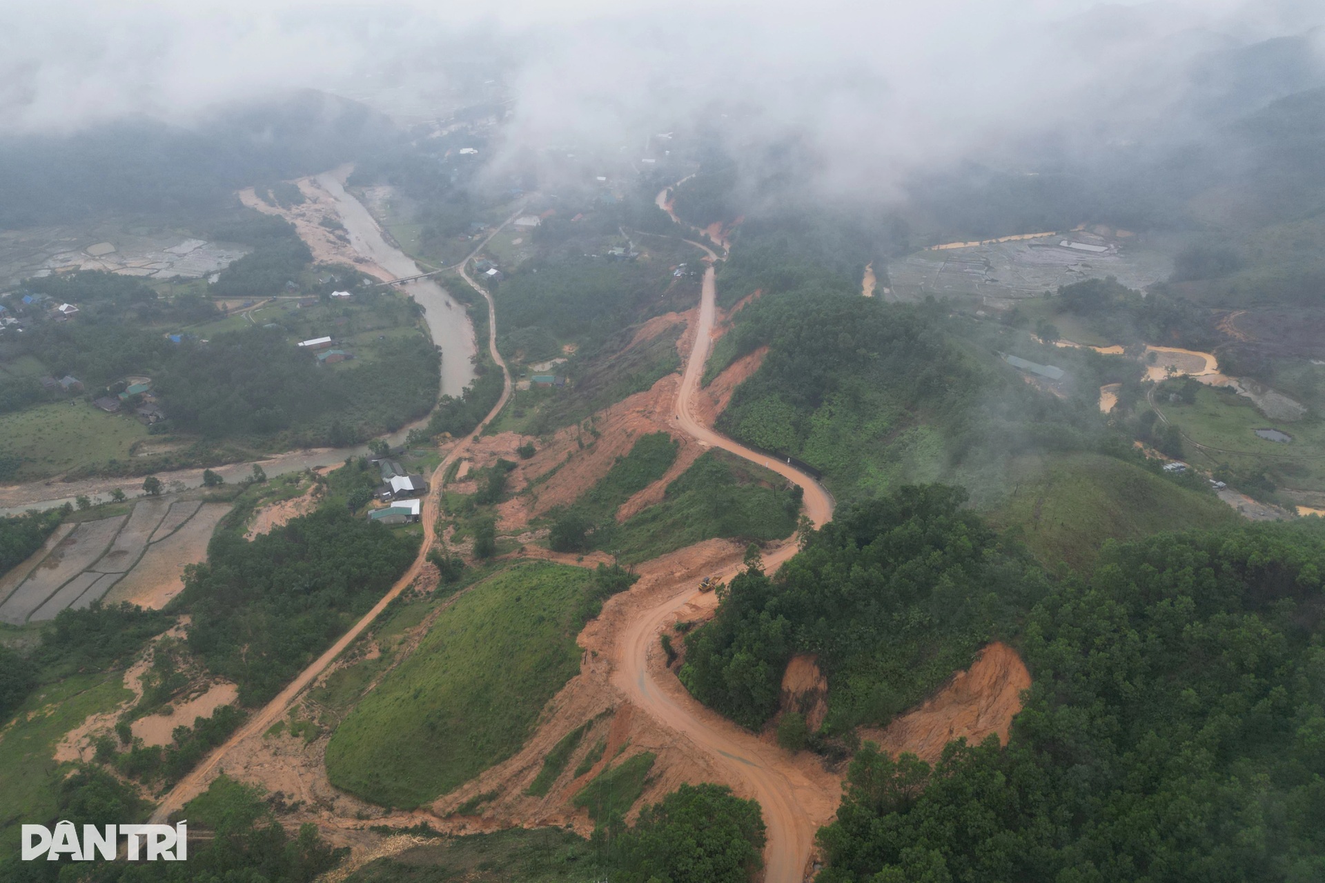 Cầu bị xô nghiêng, sạt lở bủa vây đường, nhà dân trên đỉnh Trường Sơn - 1