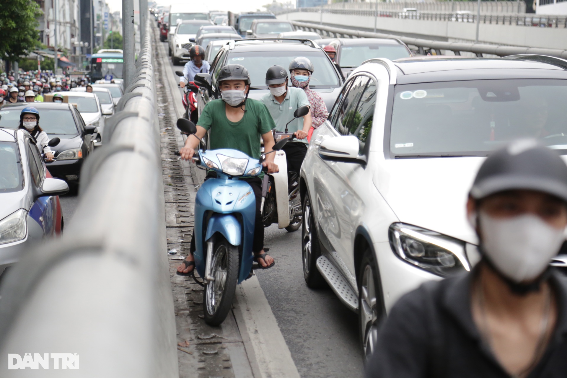 Hà Nội: CSGT xử lý hàng loạt xe máy đi vào đường Vành đai 2 trên cao - 4