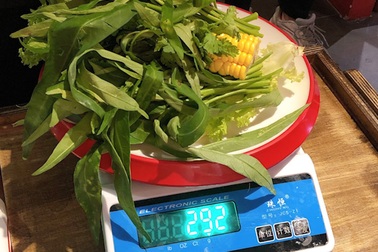 Đi ăn buffet, thực khách bị phạt 200 ngàn đồng vì để thừa... 2,9 lạng rau